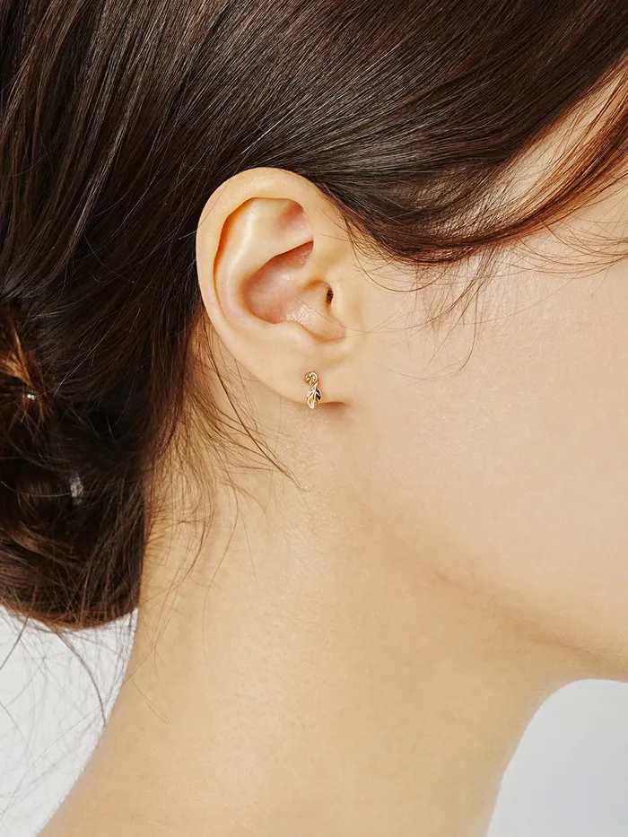MinimalBijoux Earrings 14K Gold Mini Leaf Drop Cartilage Earring 20G